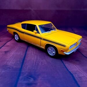 Road Signature 1969 Plymouth Cuda Barracuda 1:18 Scale Diecast Model Car Yellow